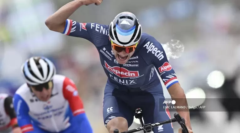 Van der Poel festeja su triunfo en el Tour de Flandes 2022.
