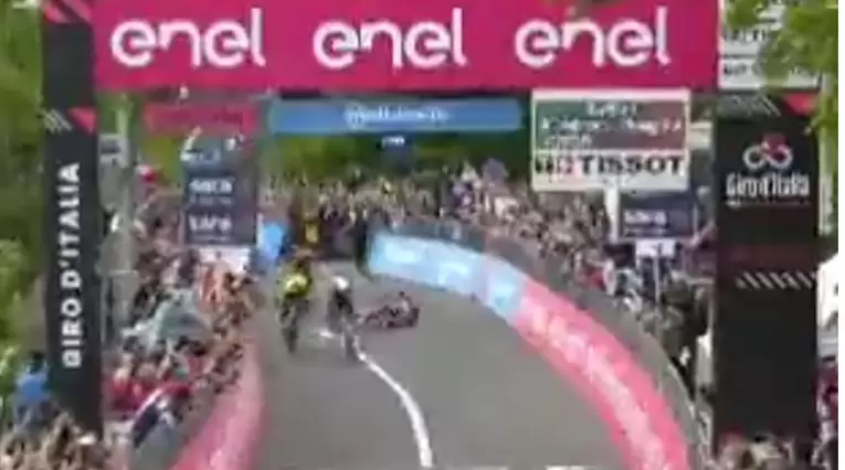 La fuerte caída de Caleb Ewan que le costó el triunfo en el inicio del Giro