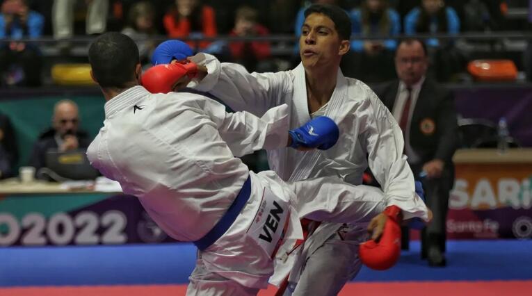 Santiago Ospina , medallista de plata en karate, en los Juegos Sudamericanos de la juventud.