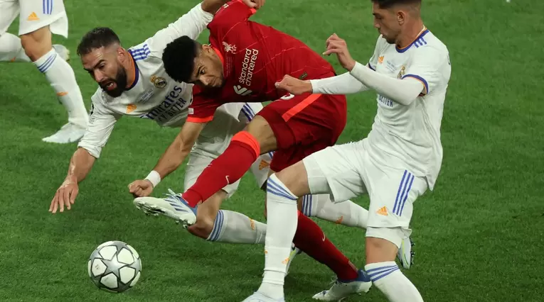 Luis Díaz enfrentando a Real Madrid en la pasada final de la Champions