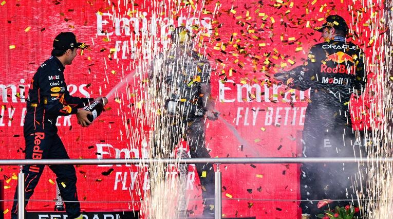 Max Verstappen celebrando su victoria en Azerbaiyán