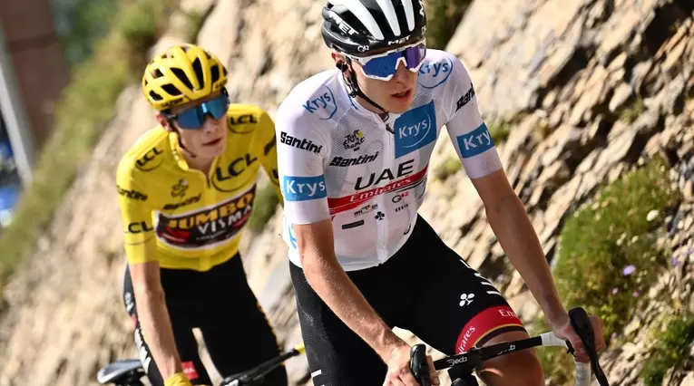 Vingegaard a rueda de Pogacar en la etapa 17 del Tour de Francia 2022