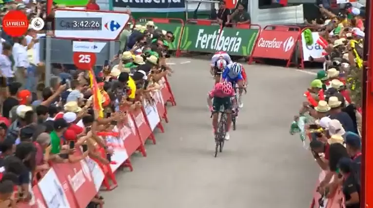 Rigoberto Urán ganando la etapa 17 de la Vuelta a España 2022