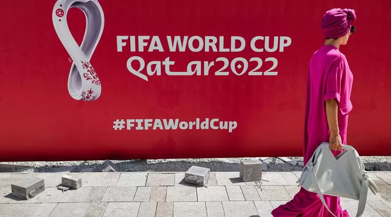 Mujer por una calle de Doha a pocos días del inicio del mundial Qatar 2022