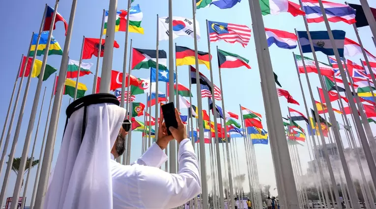 Un aficionado toma fotos en la Plaza de Banderas de Doha, Qatar