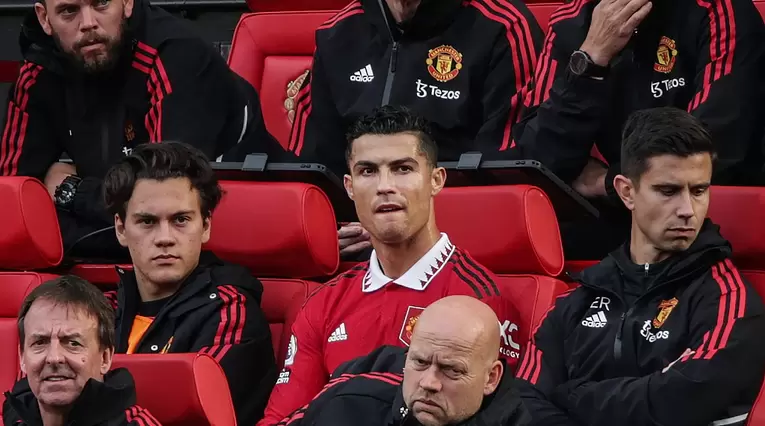 Cristiano Ronaldo en el banco de suplentes del Manchester United