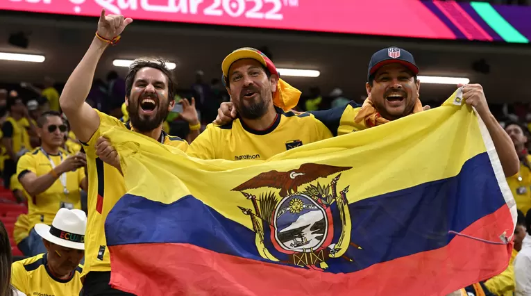 Hinchas de Ecuador antes del partido inaugural de Qatar 2022