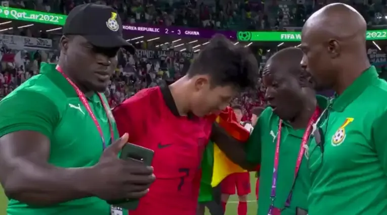 Integrante de Ghana le pide una foto a Son en el Mundial de Qatar