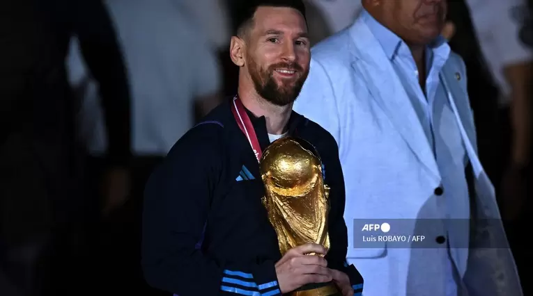 Lionel Messi con el trofeo de la Copa del Mundo