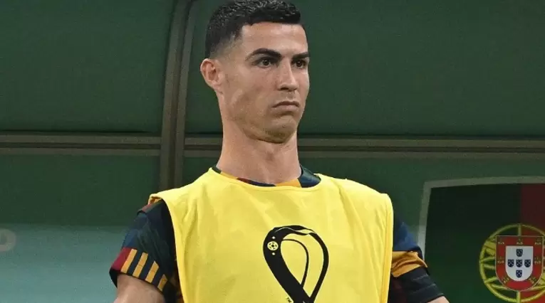 Cristiano Ronaldo siendo suplente de Portugal ante Suiza en el Mundial Qatar 2022