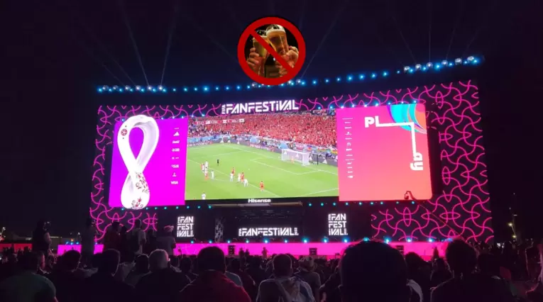 FIFA FanFest Qatar2022, panoramica de la pantalla gigante en la ciudad de Doha, donde los aficionados pueden disfrutar de los partidos en vivo y algunas atracciones