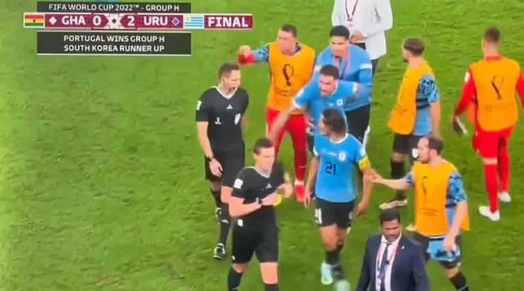 Jose María Giménez agrediendo a un agente FIFA en el Mundial de Qatar