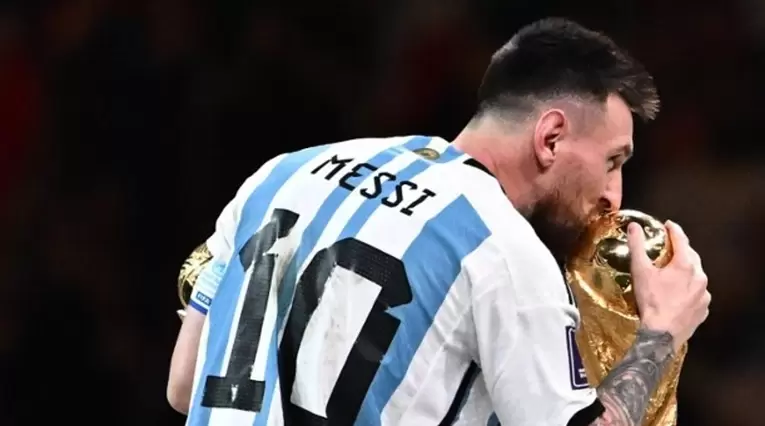 Lionel Messi con la Copa del Mundial Qatar 2022