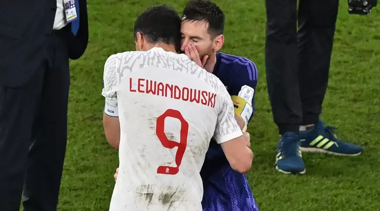 Messi y Lewandowski hablando después de un partido del Mundial de Qatar