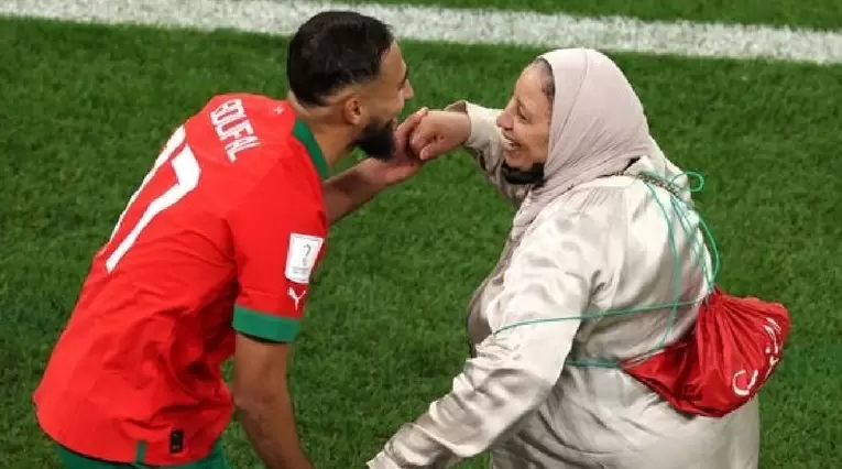 Sofiane Boufal y su mamá festejando la clasificación de Marruecos
