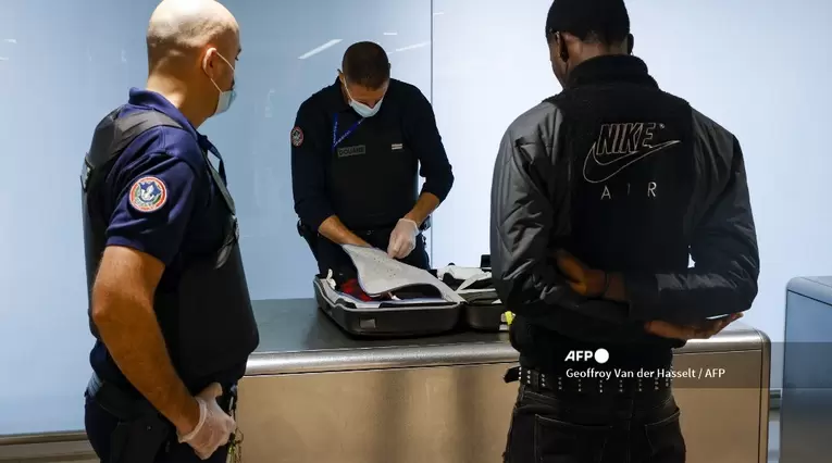  futbolista francés es detenido en aeropuerto con 100 kilos de coca