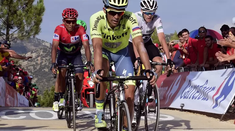 Nairo Quintana escoltando a Froome y Contador como líder de la Vuelta a España 2016