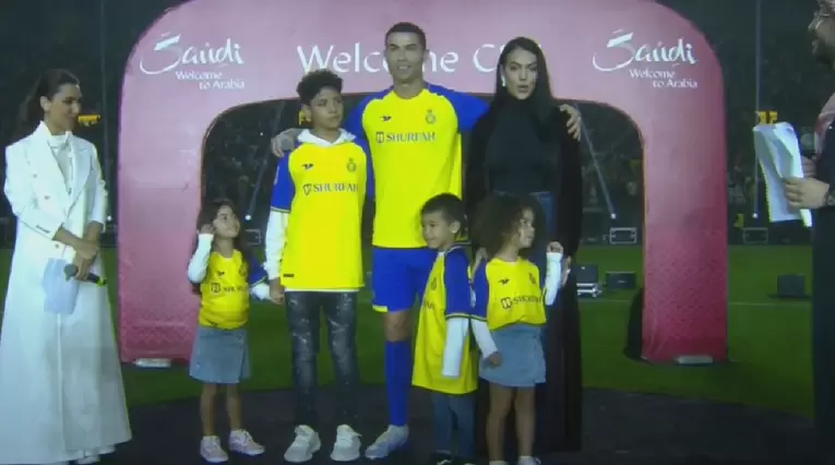 Cristiano Ronaldo y su familia en su llegada a Arabia Saudita
