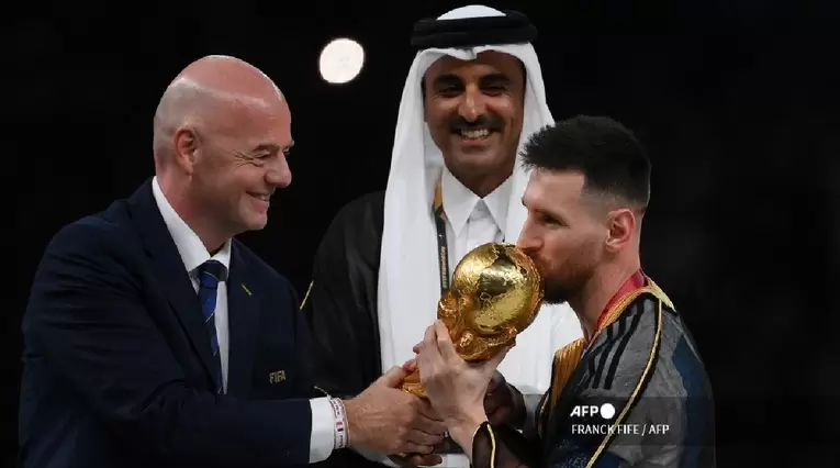 Messi con el trofeo del Mundial