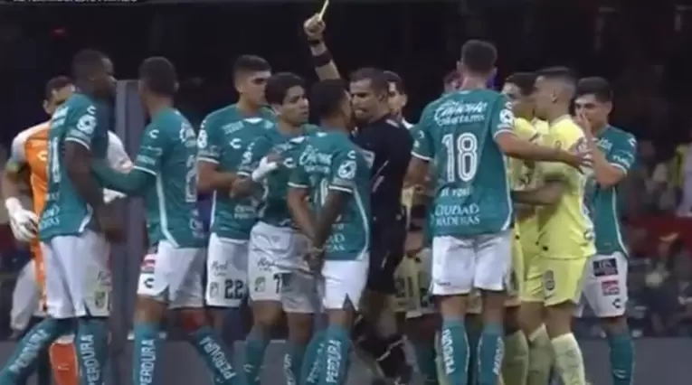 Rodillazo de un árbitro a un jugador de León en la Liga MX