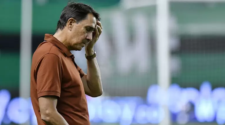 El técnico que podría dañar la llegada de Guimaraes al Tolima: se quedó sin equipo
