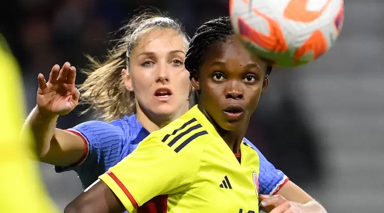 Linda Caicedo en el partido que Colombia perdió por goleada 5-2 ante Francia