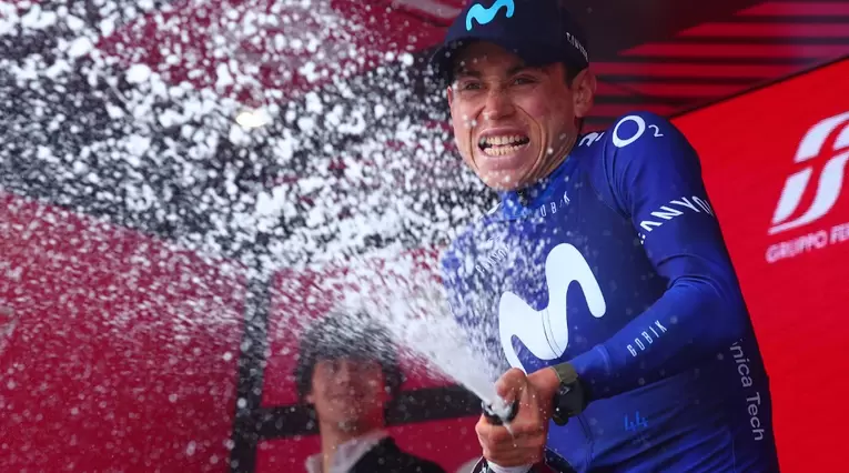 Einer Rubio celebrando su victoria de etapa en el Giro de Italia 2023