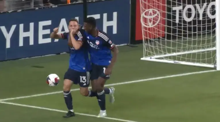 Gol de Santiago Arias en Cincinnati