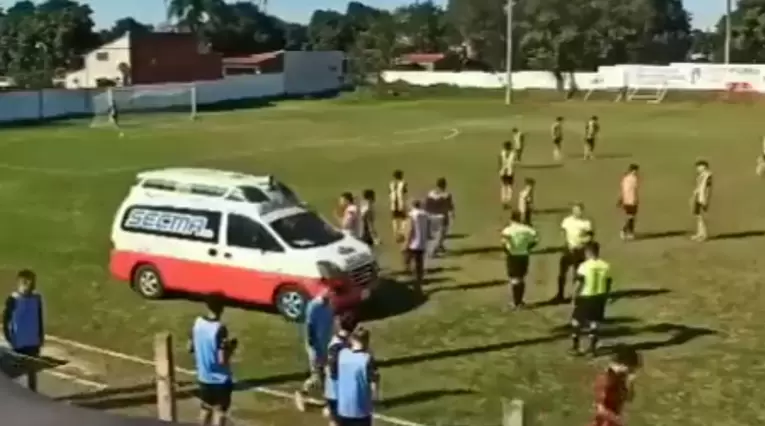 Conductor de ambulancia dejó las llaves adentró mientras atendía a jugador lesionado