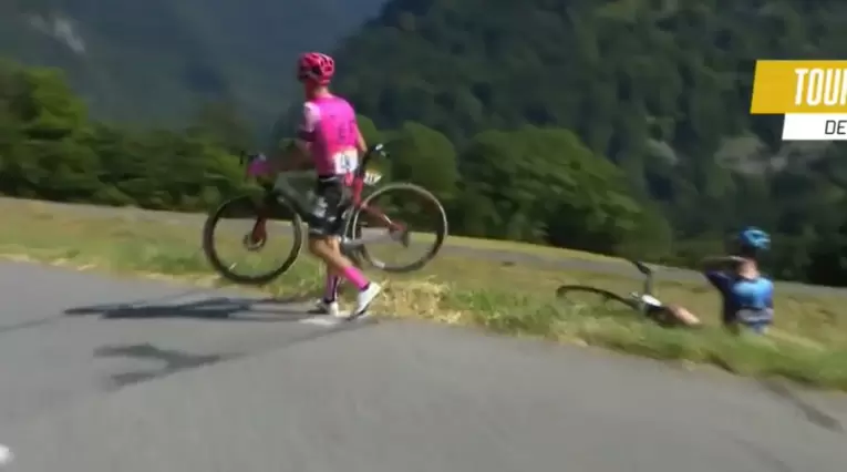 Rigoberto Urán se cayó y salió de la carretera en el Tour de Francia