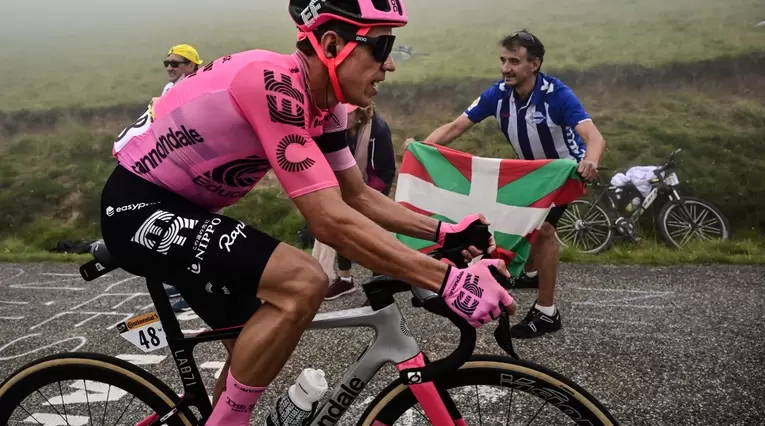 Rigoberto Urán en una etapa del Tour de Francia 2023