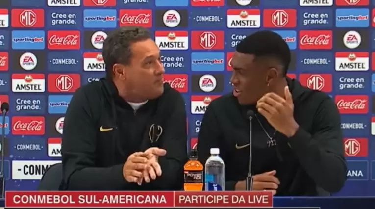 Técnico de Corinthians apoya a su jugador en rueda de prensa