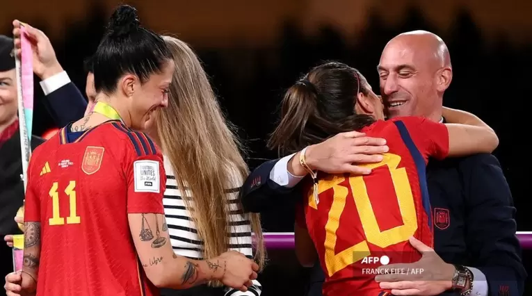 Beso de Luis Rubiales a jugadora de la selección de España.