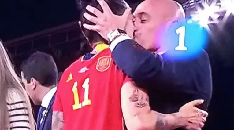 Luis Rubiales y su beso en la boca a Jenni Hermoso