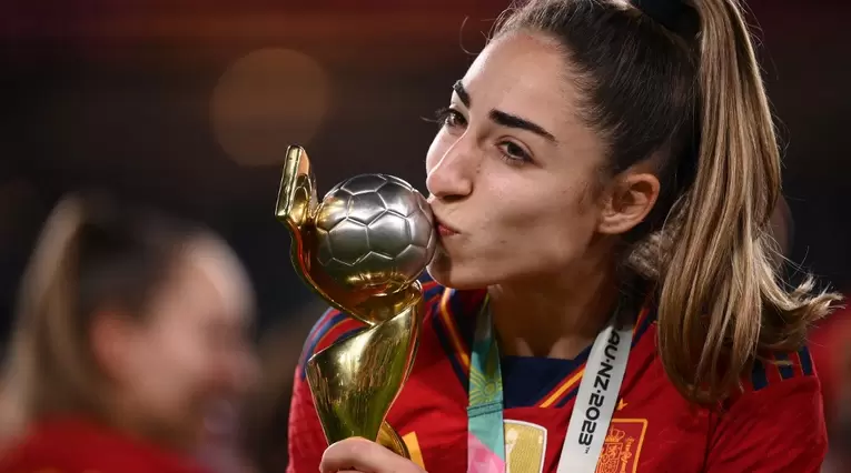 Olga Carmona celebrando el título de España en el Mundial femenino
