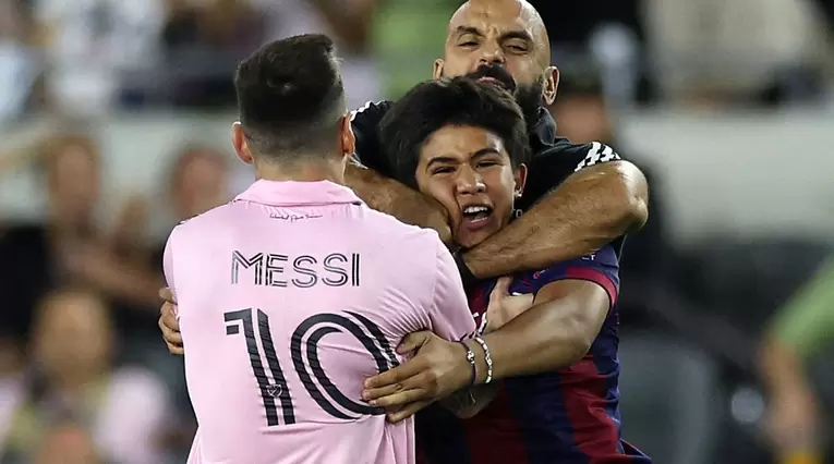 Guardaespaldas golpea a hincha de Messi