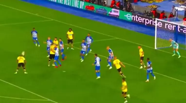 [Video] Gol de media distancia: cabezazo a 15 metros del arco y al ángulo en Europa League