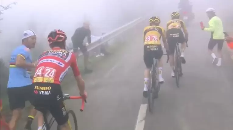El feo gesto de Roglic y Vingegaard con Kuss en la etapa 17 de la Vuelta