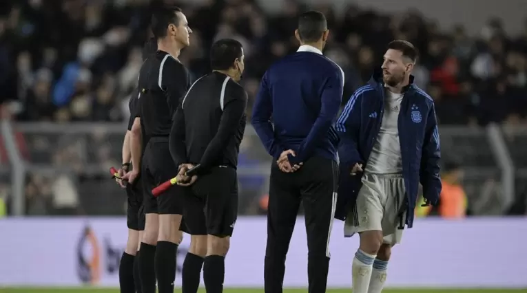 Lionel Messi y Wilmar Roldán tras un partido