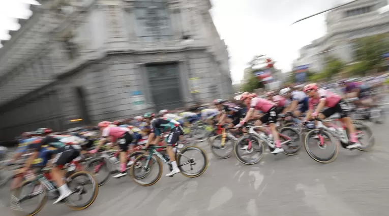 Corredores en la última etapa de la Vuelta a España 2023