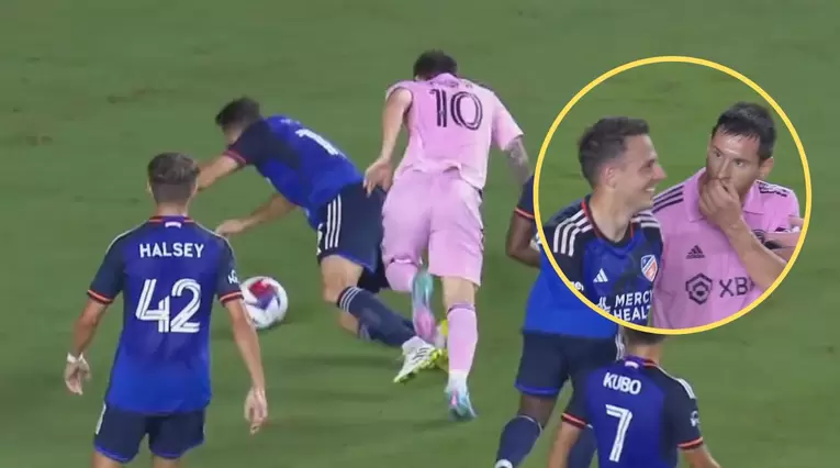 Video: Messi le buscó pelea a Santiago Arias: empujón y pataleta