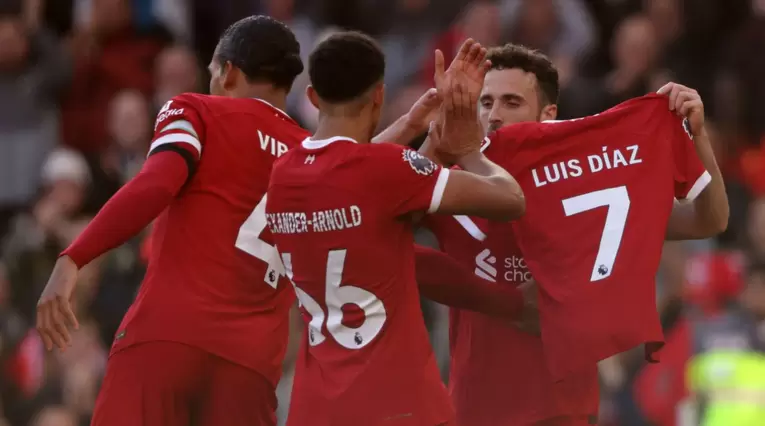 Jugadores de Liverpool le dedicaron la victoria a Luis Díaz