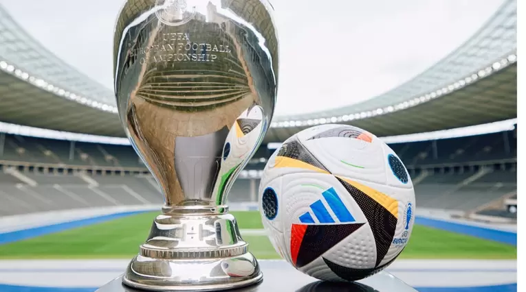 Balón y trofeo Eurocopa 2024