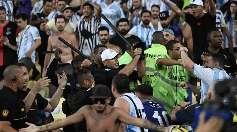Pelea entre hinchas argentinos y policías brasileños en las eliminatorias 