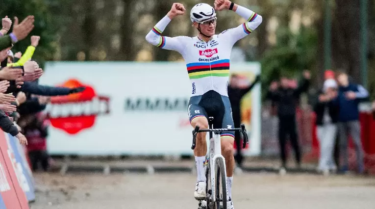 Mathieu Van der Poel volvió a batir a Wout Van Aert en la Copa del Mundo de ciclocross