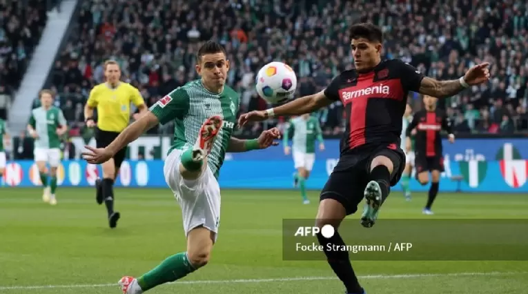 Rafael Santos Borré con Werder Bremen enfrentando al Bayer Leverkusen