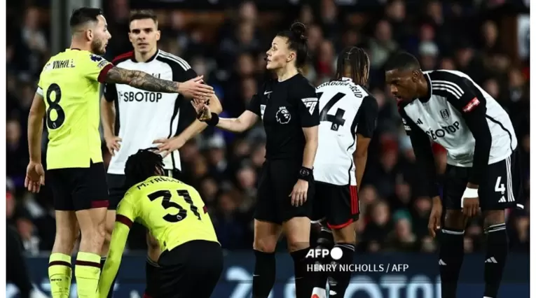 Rebecca Welch en Fulham vs Burnley por Premier League