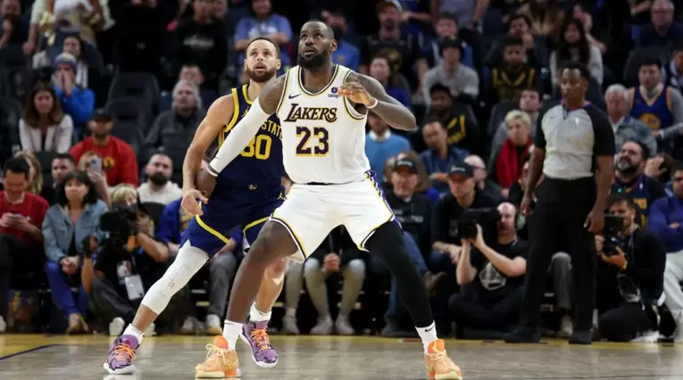 LeBron y los Lakers barren a los Warriors de Curry: partidazo de NBA