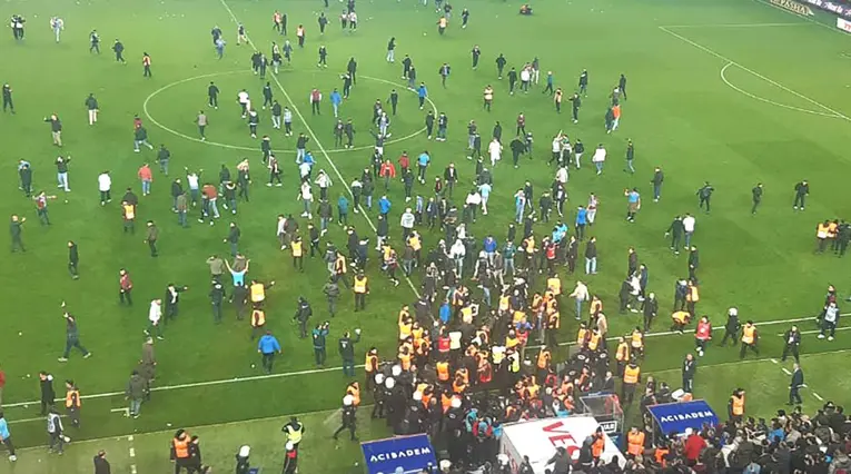 Pelea entre aficionados y jugadores del Fenerbahçe