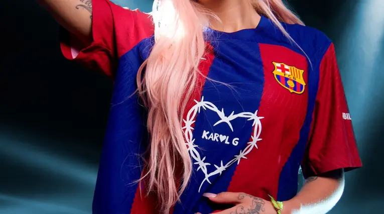 Camiseta de Barcelona con Karol G